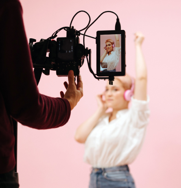 spoty reklamowe i wizerunkowe tło