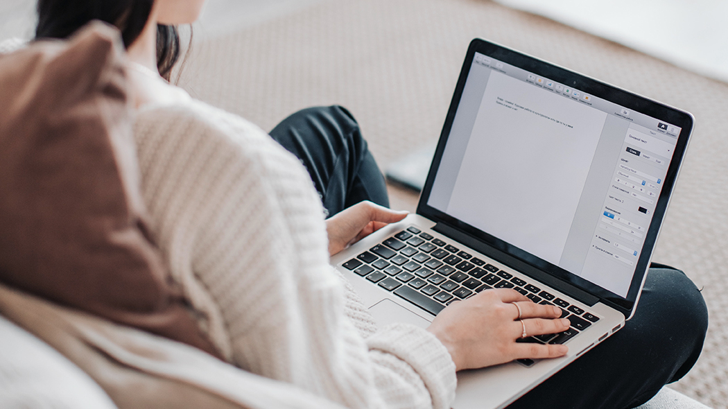 Jak bezpiecznie korzystać z usług copywritera? tło