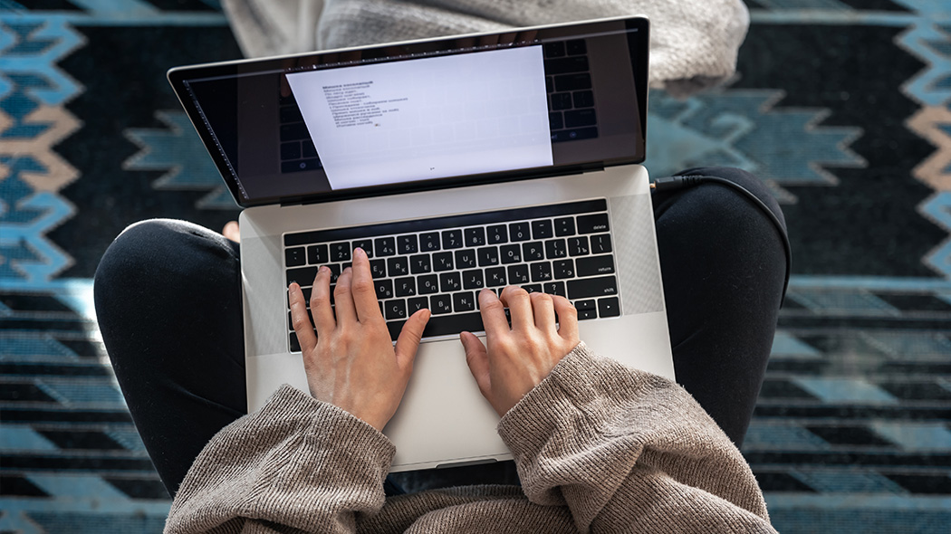 Szansa czy zagrożenie? AI w pracy copywritera tło